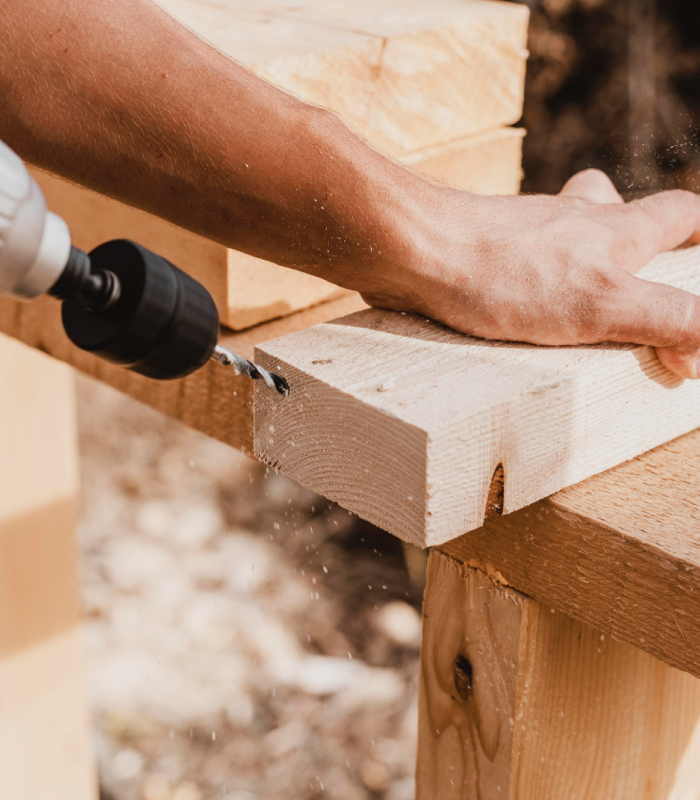Structure de charpente bois pour toiture Vue intérieure d’une charpente bois assemblée pour des travaux de toiture