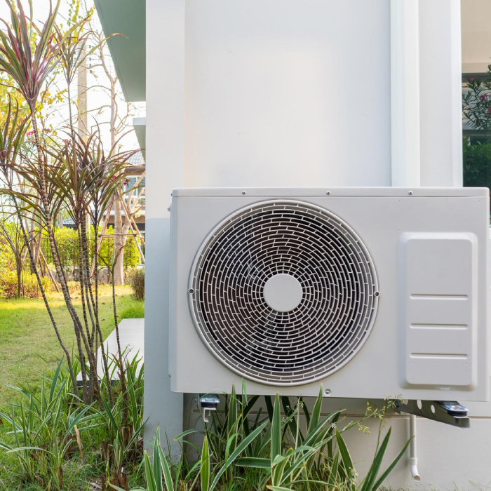 Installation de pompe à chaleur extérieure Unité extérieure de pompe à chaleur installée près d’une maison pour un système de chauffage et climatisation