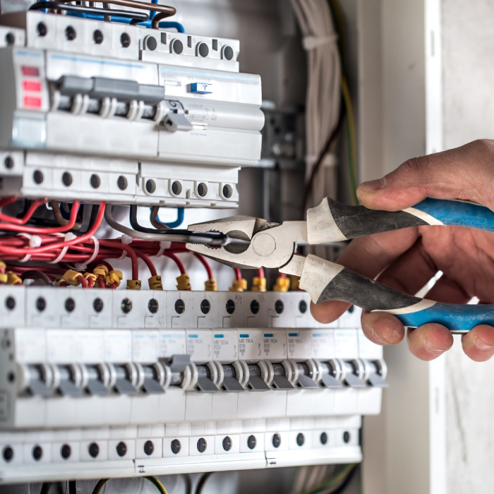 Travaux d’électricité pour rénovation intérieure Intervention sur tableau électrique avec pince pour des travaux d’électricité en neuf et rénovation